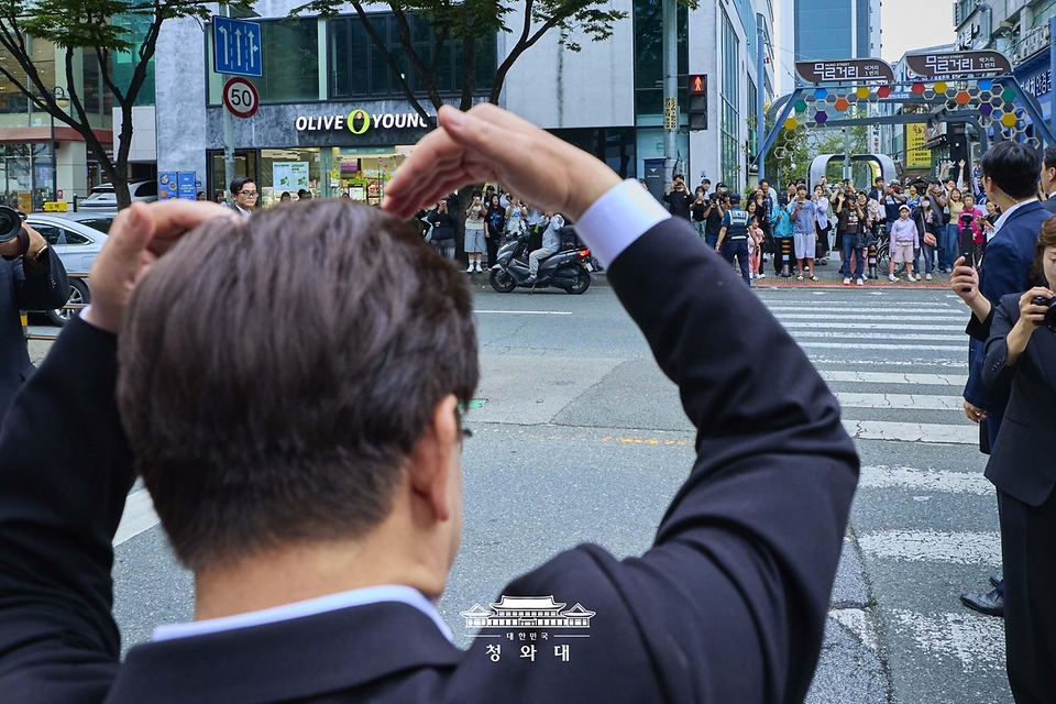이재명 대통령이 5월 23일 경남 김해 외동전통시장을 방문한 후 시민들에게 인사하고 있다.