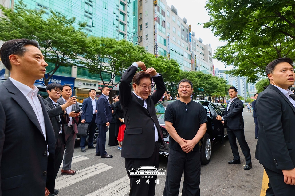이재명 대통령이 5월 23일 경남 김해 외동전통시장을 방문한 후 시민들에게 인사하고 있다.