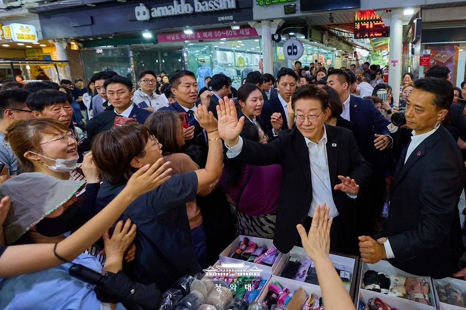 이재명 대통령이 5월 23일 경남 김해 외동전통시장을 방문해 시민들과 인사하고 있다.