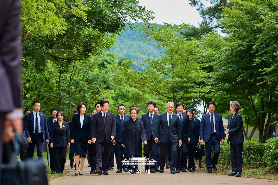 이재명 대통령 부부, 권양숙 여사, 문재인 전 대통령이 5월 23일 경남 김해 봉하마을에서 열린 고 노무현 전 대통령 서거 17주기 추도식에 입장하고 있다.