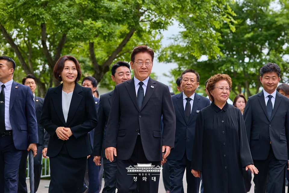 이재명 대통령과 김혜경 여사, 노무현 전 대통령 부인 권양숙 여사가 5월 23일 경남 김해 봉하마을에서 열린 고 노무현 전 대통령 서거 17주기 추도식에 입장하고 있다. 