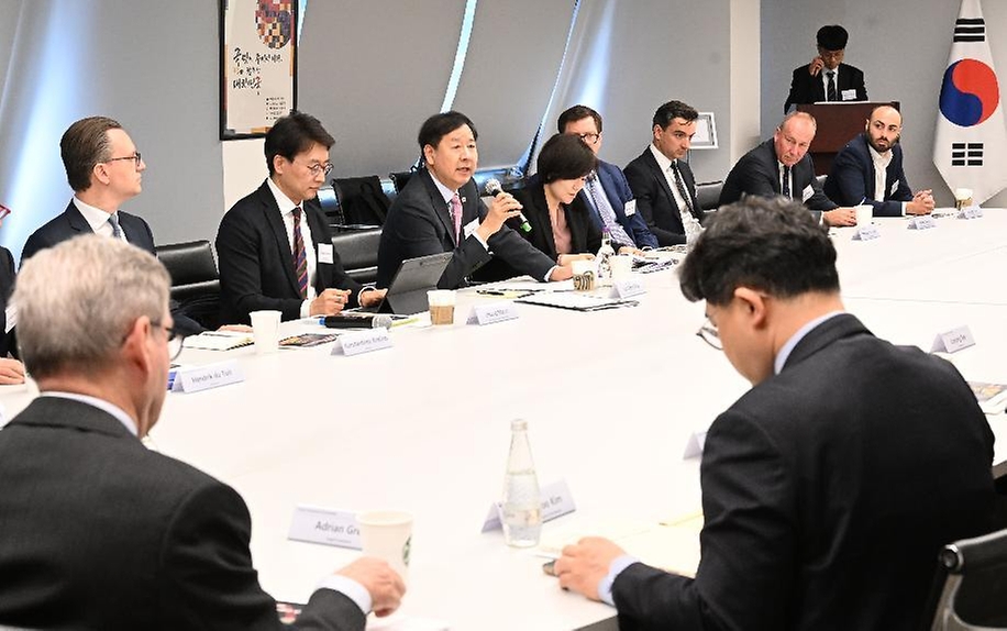 구윤철 부총리 겸 재정경제부 장관이 5월 18일(현지 시간) 영국 런던 주영국 대한민국 대사관에서 열린 '런던 한국경제 투자설명회(IR)를 개최, 주요 투자자들에게 한국경제 현황 등을 설명하고 있다.