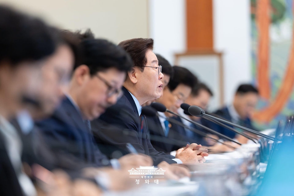 이재명 대통령이 5월 26일 청와대에서 열린 국무회의 겸 비상경제점검회의에서 발언하고 있다.