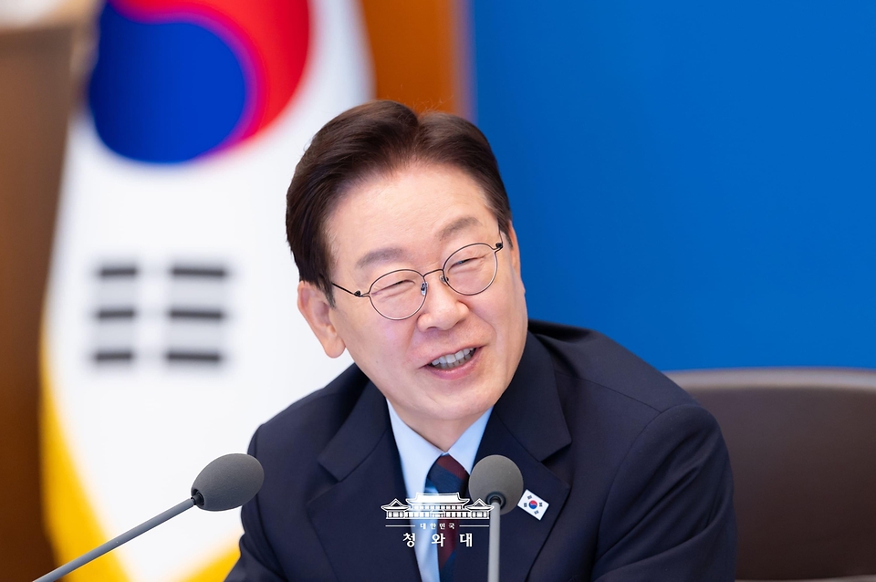 이재명 대통령이 5월 26일 청와대에서 열린 국무회의 겸 비상경제점검회의에서 발언하고 있다.