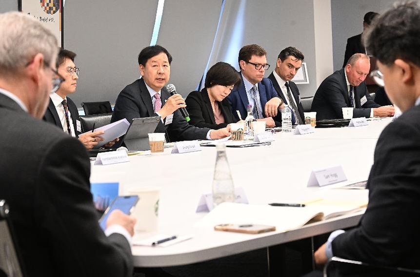 구윤철 부총리 겸 재정경제부 장관이 5월 18일(현지 시간) 영국 런던 주영국 대한민국 대사관에서 열린 '런던 한국경제 투자설명회(IR)를 개최, 주요 투자자들에게 한국경제 현황 등을 설명하고 있다.