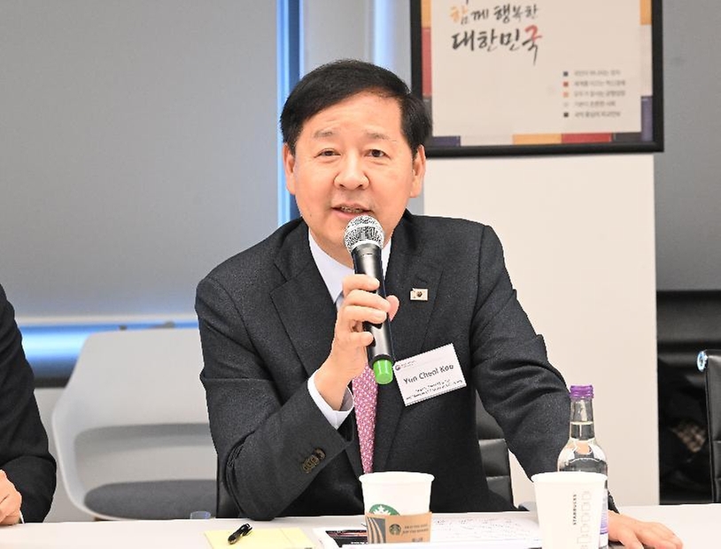 구윤철 부총리 겸 재정경제부 장관이 5월 18일(현지 시간) 영국 런던 주영국 대한민국 대사관에서 열린 '런던 한국경제 투자설명회(IR)를 개최, 주요 투자자들에게 한국경제 현황 등을 설명하고 있다.