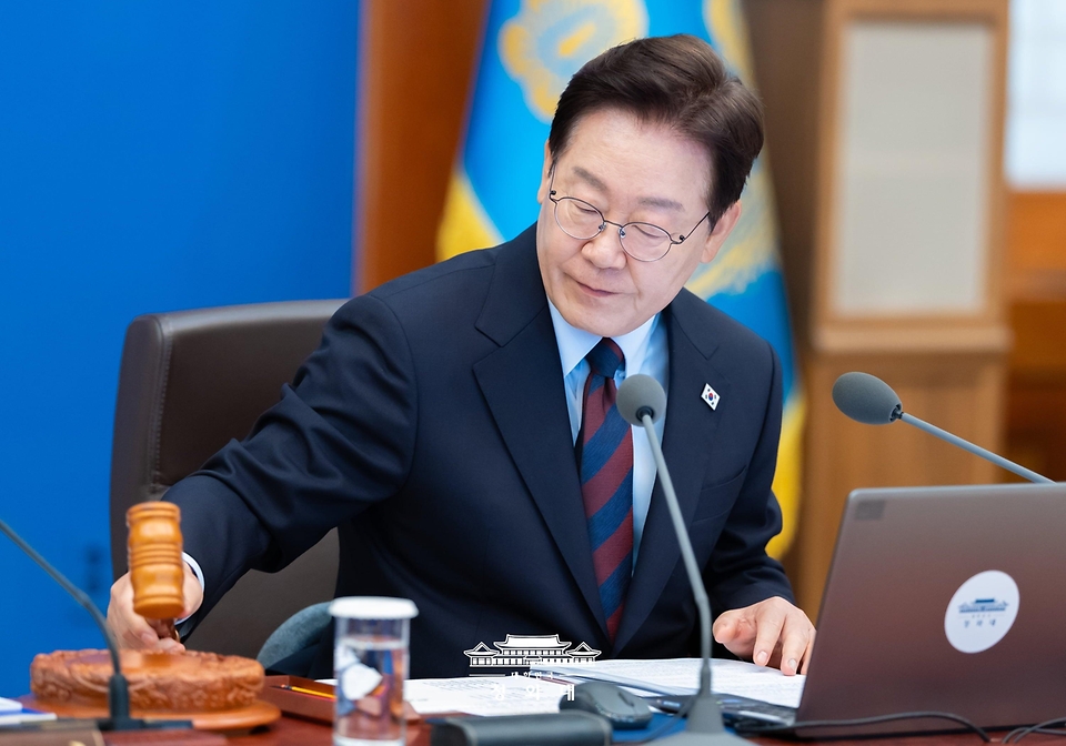 이재명 대통령이 5월 26일 청와대에서 국무회의 겸 비상경제점검회의 개회를 선언하고 있다.