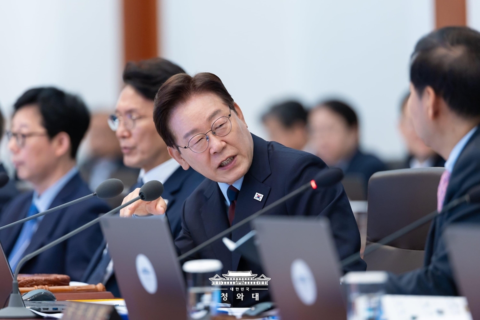 이재명 대통령과 구윤철 부총리 겸 재정경제부 장관이 5월 26일 청와대에서 열린 국무회의 겸 비상경제점검회의에서 대화하고 있다.