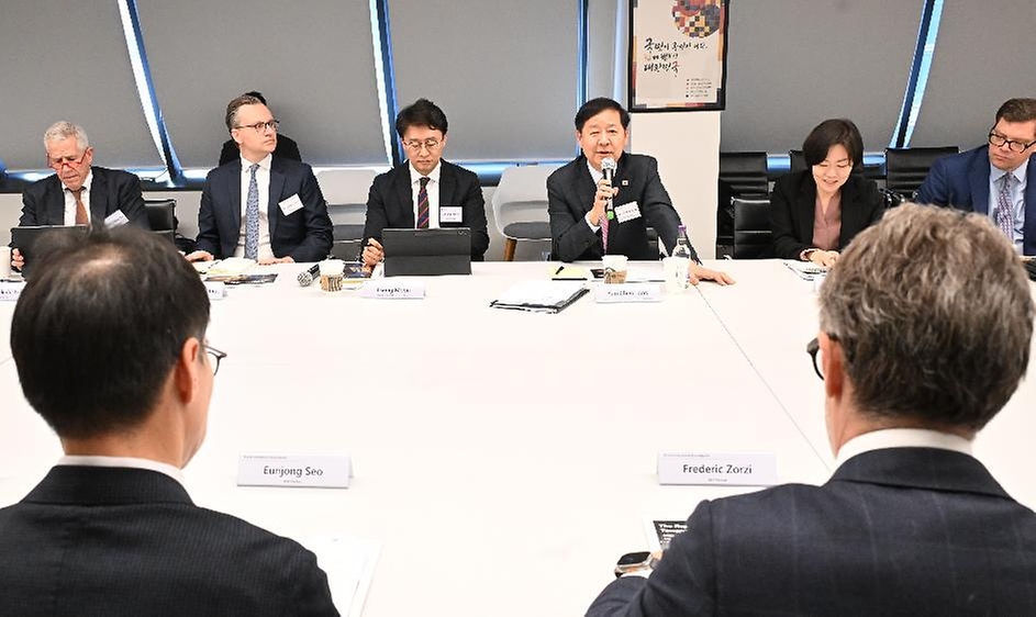 구윤철 부총리 겸 재정경제부 장관이 5월 18일(현지 시간) 영국 런던 주영국 대한민국 대사관에서 열린 '런던 한국경제 투자설명회(IR)를 개최, 주요 투자자들에게 한국경제 현황 등을 설명하고 있다.