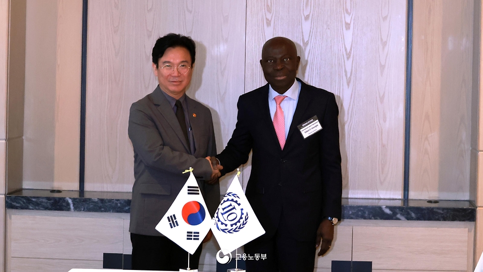 김영훈 고용노동부 장관이 5월 21일 질베르 웅보(Gilbert Houngbo) 국제노동기구(ILO) 사무총장을 만나 