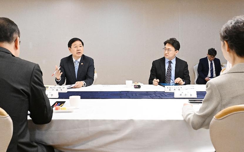 구윤철 부총리 겸 재정경제부 장관이 5월 27일 서울 종로구 정부서울청사에서 열린 '제1차 AI 융합 국제개발 자문위원회'에서 인사말을 하고 있다.