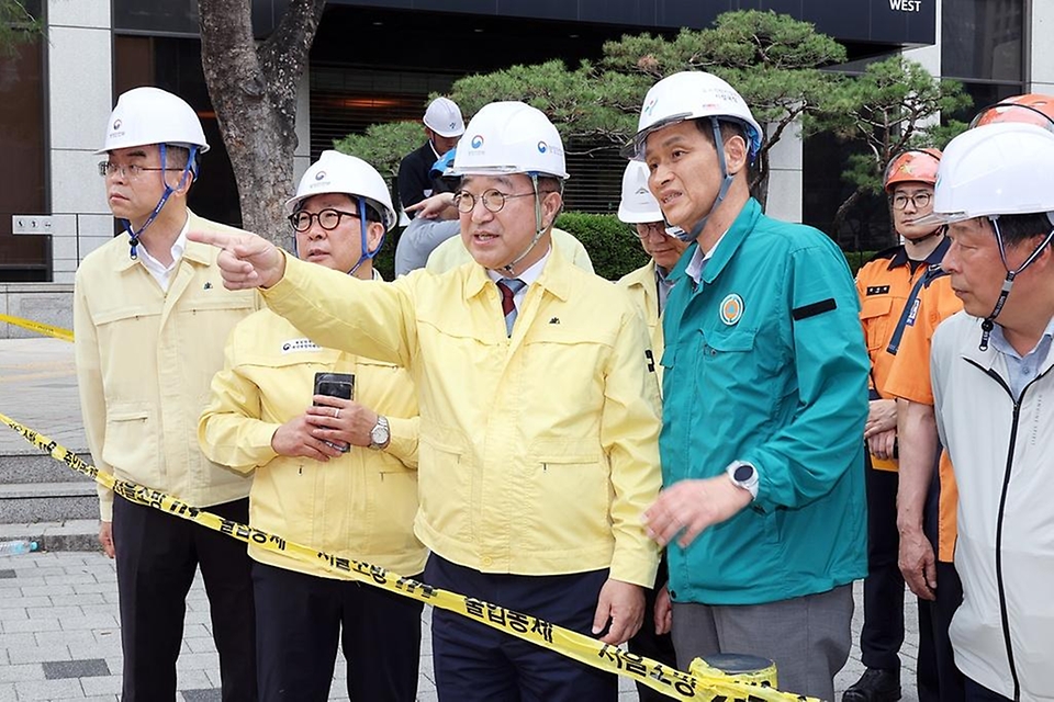 윤호중 행정안전부 장관이 5월 27일 서울 서대문구 서소문 고가도로 붕괴사고 현장을 방문해 사고수습 및 피해 상황 등을 점검하고 있다.