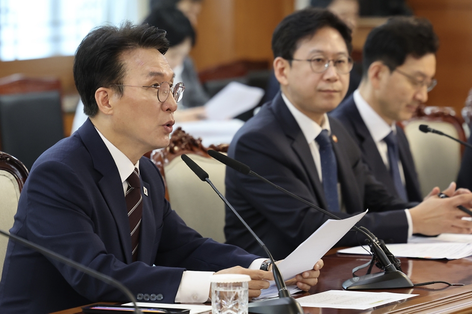 김민석 국무총리가 5월 27일 세종대로 정부서울청사에서 열린 대한민국 2045전략수립위원회 전체회의를 주재하고 있다.