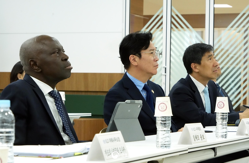 김영훈 고용노동부 장관이 5월 21일 질베르 웅보(Gilbert Houngbo) 국제노동기구(ILO) 사무총장을 만나 