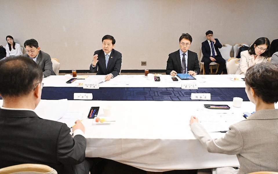 구윤철 부총리 겸 재정경제부 장관이 5월 27일 서울 종로구 정부서울청사에서 열린 '제1차 AI 융합 국제개발 자문위원회'에서 인사말을 하고 있다.