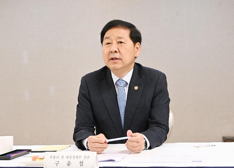구윤철 부총리 겸 재정경제부 장관이 5월 27일 서울 종로구 정부서울청사에서 열린 '제1차 AI 융합 국제개발 자문위원회'에서 인사말을 하고 있다.