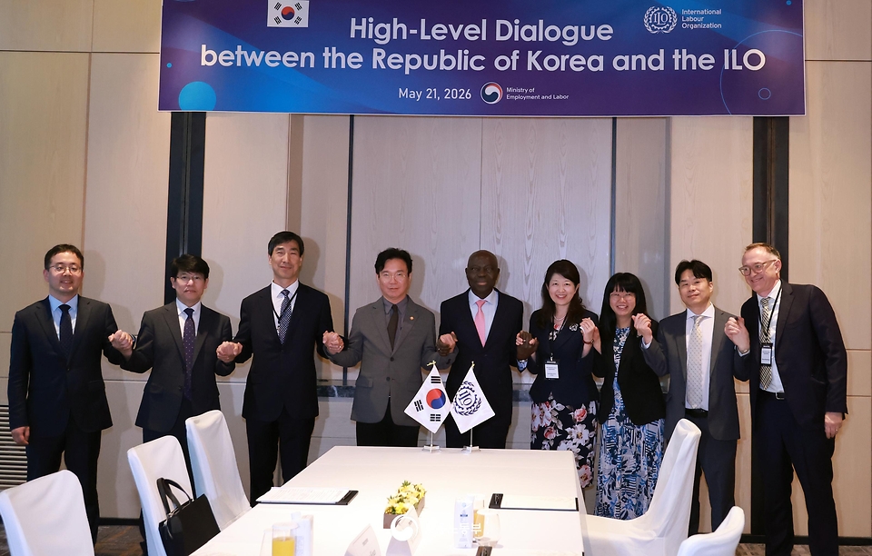 김영훈 고용노동부 장관이 5월 21일 질베르 웅보(Gilbert Houngbo) 국제노동기구(ILO) 사무총장을 만나 
