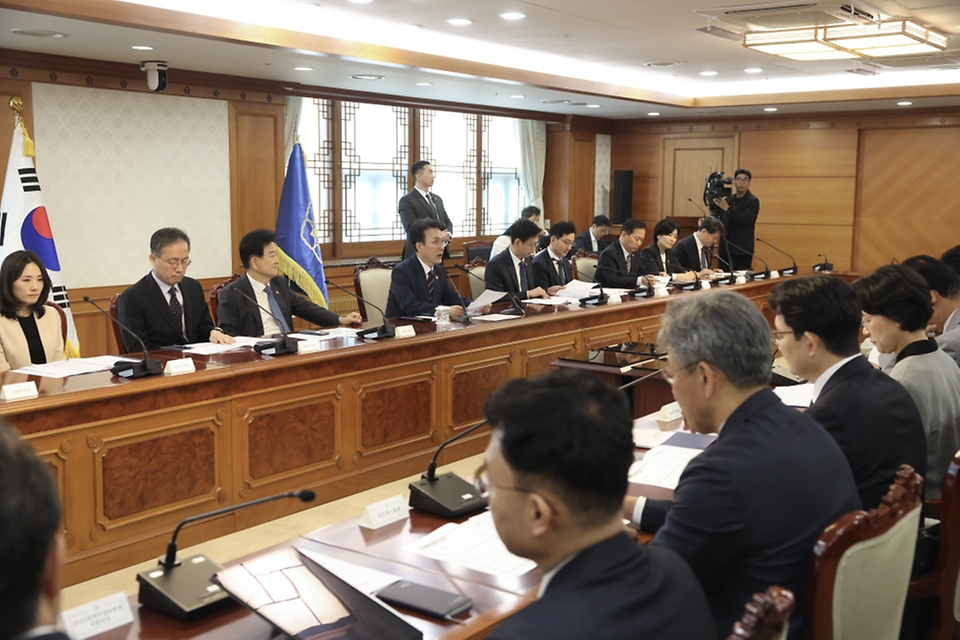 김민석 국무총리가 5월 27일 세종대로 정부서울청사에서 열린 대한민국 2045전략수립위원회 전체회의를 주재하고 있다.