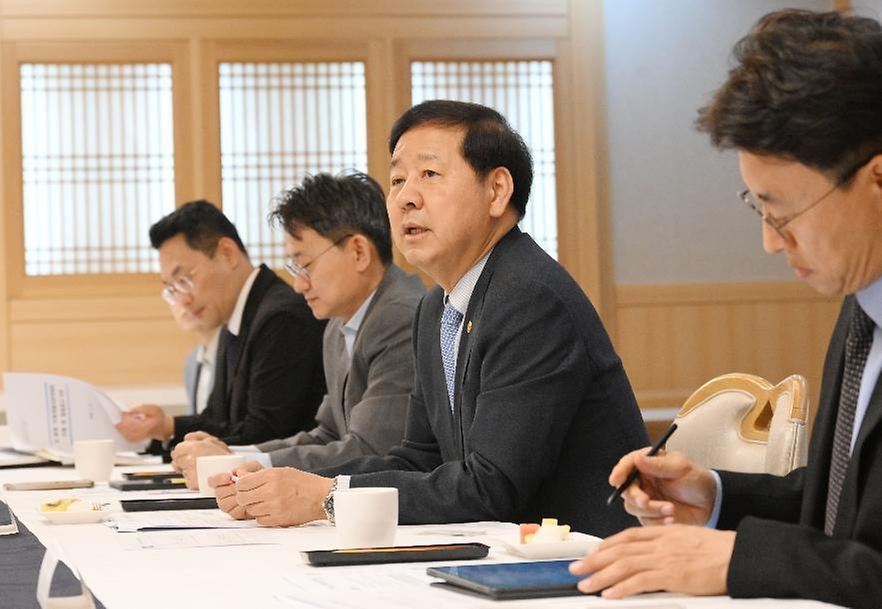 구윤철 부총리 겸 재정경제부 장관이 5월 27일 서울 종로구 정부서울청사에서 열린 '제1차 AI 융합 국제개발 자문위원회'에서 인사말을 하고 있다.