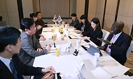 국제노동기구(ILO) 사무총장과 만나 