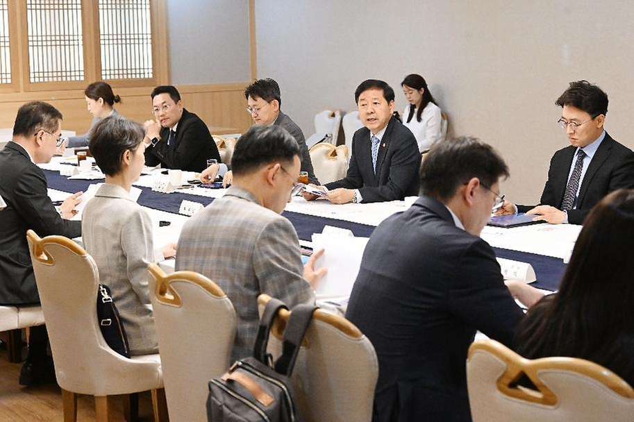 구윤철 부총리 겸 재정경제부 장관이 5월 27일 서울 종로구 정부서울청사에서 열린 '제1차 AI 융합 국제개발 자문위원회'에서 인사말을 하고 있다.