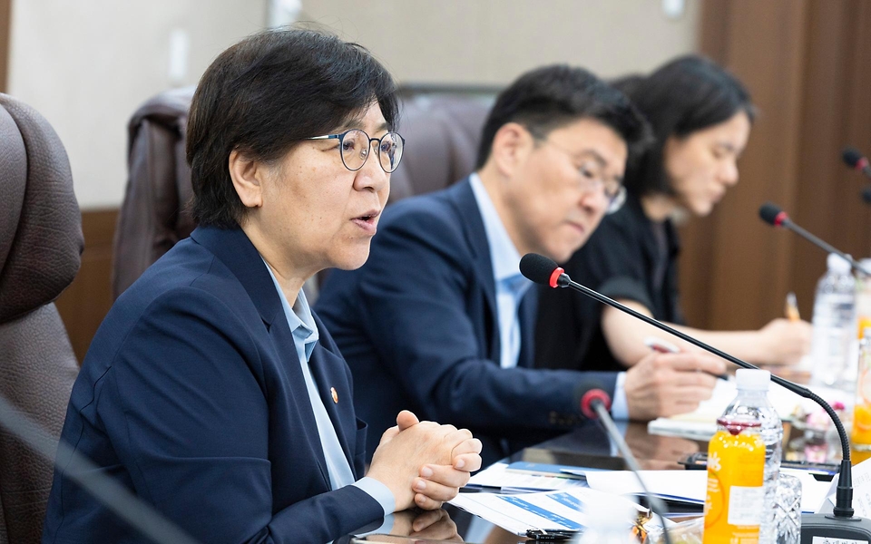 정은경 보건복지부 장관이 5월 27일 대전광역시에 위치한 충남대학교병원을 방문해, 호스피스 사업 운영 현황을 공유받고 현장 의료진 노고를 격려하고 있다.