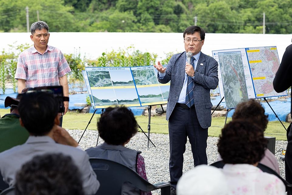 김성환 기후에너지환경부 장관이 5월 27일 충남 금산군 대둔산 도립공원 일대와 대전 유성구 국립대전현충원을 찾아 국가기간 전력망 사업 관련해 현장을 살펴보고 주민 의견을 청취하고 있다.