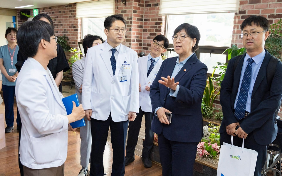 정은경 보건복지부 장관이 5월 27일 대전광역시에 위치한 충남대학교병원을 방문해, 호스피스 사업 운영 현황을 공유받고 현장 의료진 노고를 격려하고 있다.