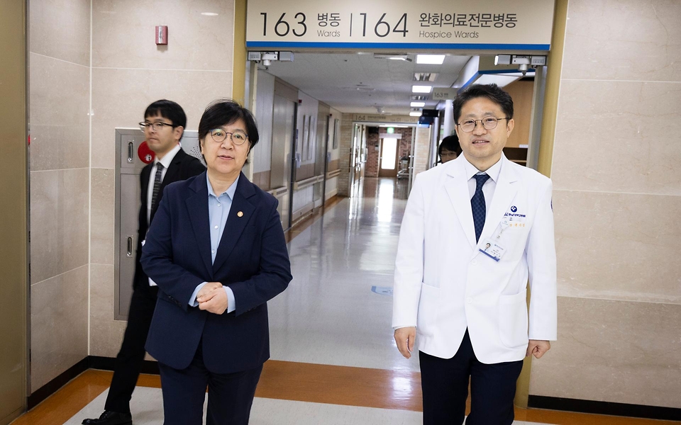 정은경 보건복지부 장관이 5월 27일 대전광역시에 위치한 충남대학교병원을 방문해, 호스피스 사업 운영 현황을 공유받고 현장 의료진 노고를 격려하고 있다.