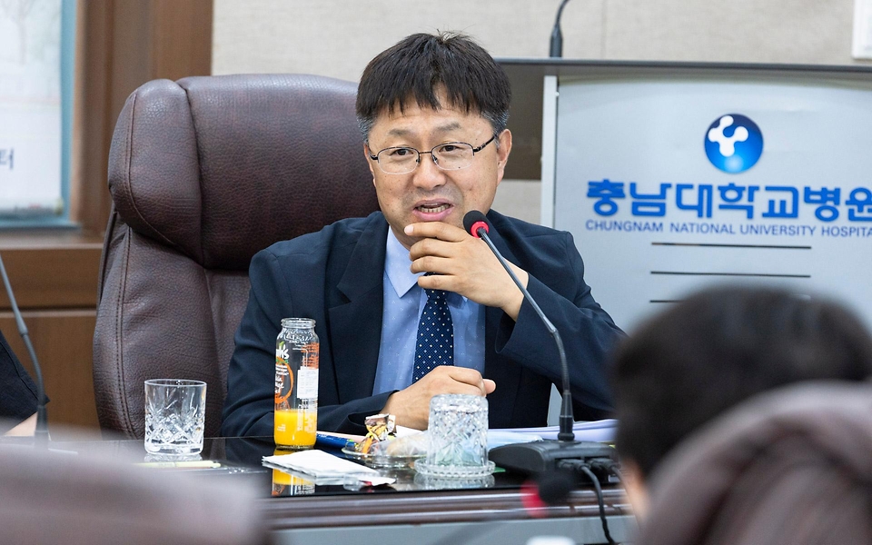 정은경 보건복지부 장관이 5월 27일 대전광역시에 위치한 충남대학교병원을 방문해, 호스피스 사업 운영 현황을 공유받고 현장 의료진 노고를 격려하고 있다.