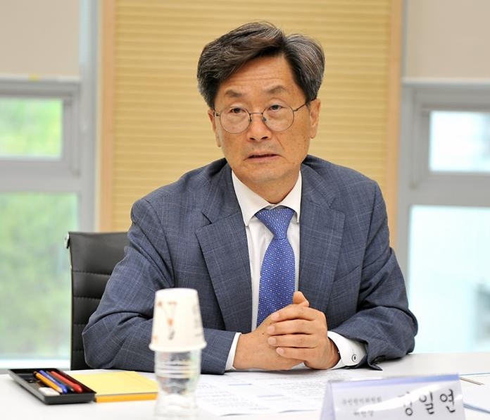 정일연 국민권익위원장이 5월 21일 전남 여수 한국산업단지공단 전남지역본부에서 '여수국가산업단지 입주 중소기업 간담회'를 열고 참석자들의 고충과 애로를 청취하고 있다.