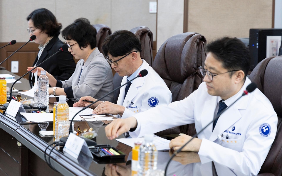 정은경 보건복지부 장관이 5월 27일 대전광역시에 위치한 충남대학교병원을 방문해, 호스피스 사업 운영 현황을 공유받고 현장 의료진 노고를 격려하고 있다.