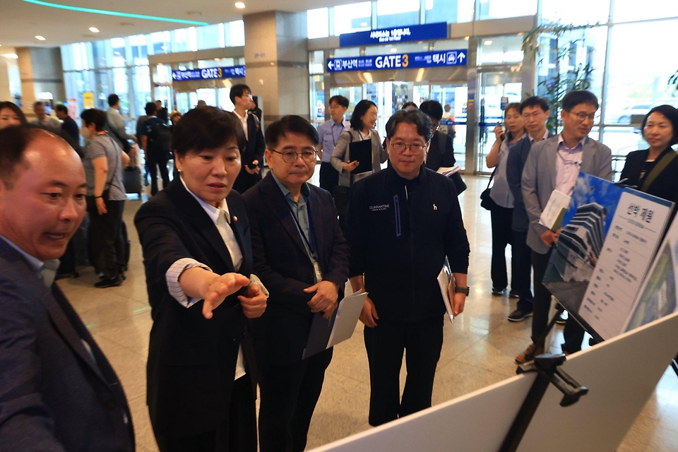 송미령 농림축산식품부 장관이 5월 27일 부산항을 찾아 해외 가축전염병과 식물병해충 유입 차단을 위한 국경검역 현장을 점검하고 있다.