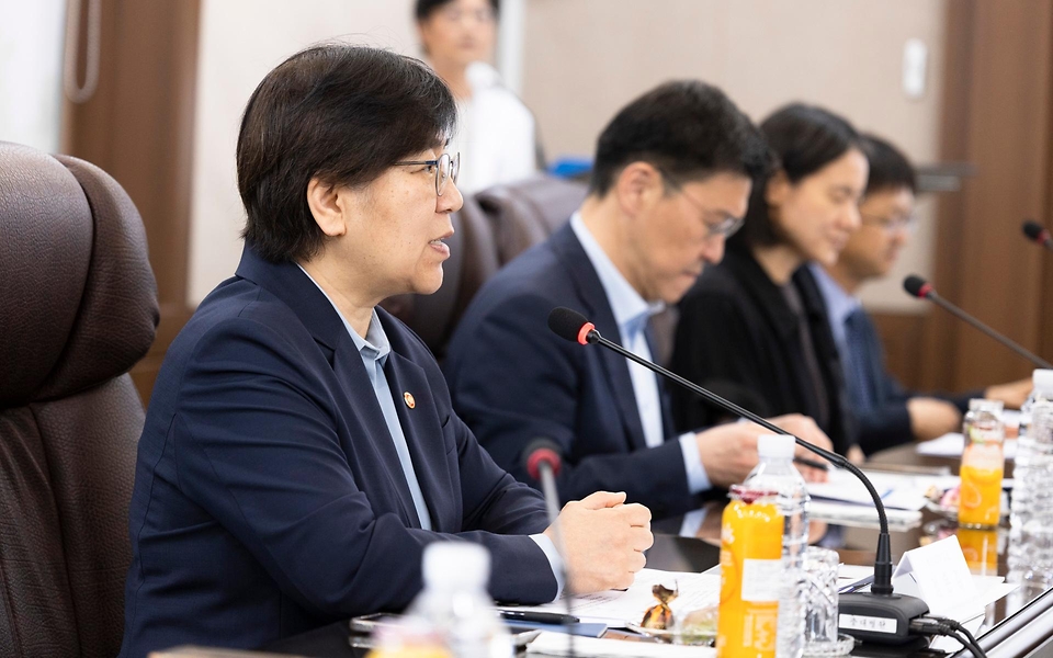 정은경 보건복지부 장관이 5월 27일 대전광역시에 위치한 충남대학교병원을 방문해, 호스피스 사업 운영 현황을 공유받고 현장 의료진 노고를 격려하고 있다.
