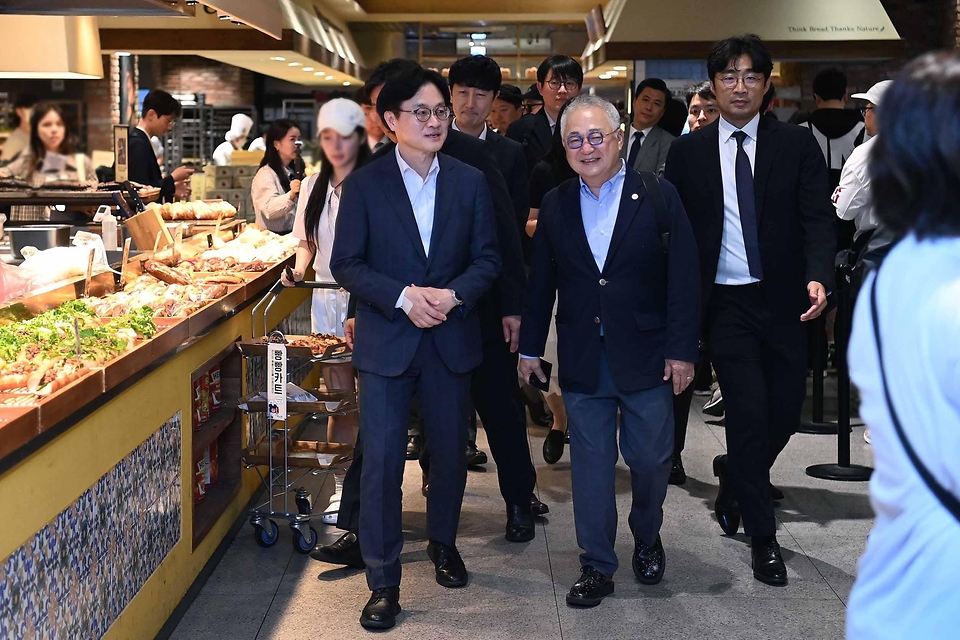 김정관 산업통상부 장관이 5월 27일 대전 서구 롯대백화점문화센터에서 한국로봇산업진흥원, 성심당(로쏘), 로이랩스, 인터텍을 비롯한 관련 유관기관 및 실증 참여기업 대표 등 관계자가 참석한 가운데 열린 '국민체감 제조 AI 현장 확산 간담회'를 주재했다.<br>
<br>
또한 간담회에 앞서 성심당 롯데백화점 대전점을 방문해 튀김소보로 생산과정에 AI를 적용하는 AI팩토리 실증 현장을 점검하고, AI 공급기업과 함께 M.AX 확산 방안 등을 논의하고 있다.