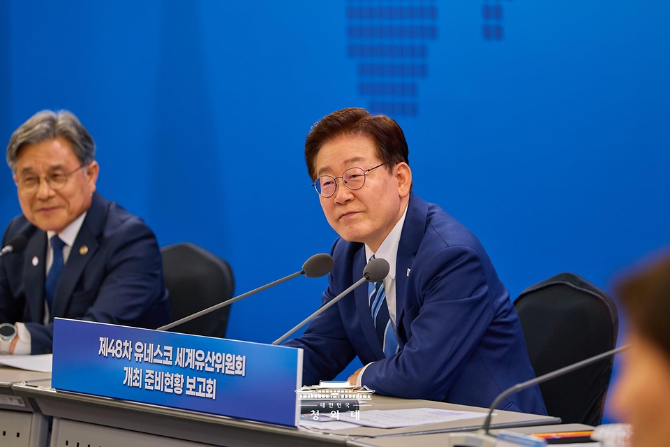 이재명 대통령이 5월 27일 부산 해운대구에서 제48차 유네스코 세계유산위원회 개최 준비 현황 보고회를 주재하고 있다.