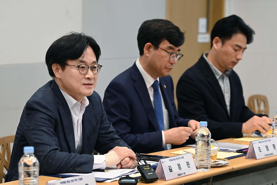 김정관 산업통상부 장관이 5월 27일 대전 서구 롯대백화점문화센터에서 한국로봇산업진흥원, 성심당(로쏘), 로이랩스, 인터텍을 비롯한 관련 유관기관 및 실증 참여기업 대표 등 관계자가 참석한 가운데 열린 '국민체감 제조 AI 현장 확산 간담회'를 주재했다.<br>
<br>
또한 간담회에 앞서 성심당 롯데백화점 대전점을 방문해 튀김소보로 생산과정에 AI를 적용하는 AI팩토리 실증 현장을 점검하고, AI 공급기업과 함께 M.AX 확산 방안 등을 논의하고 있다.
