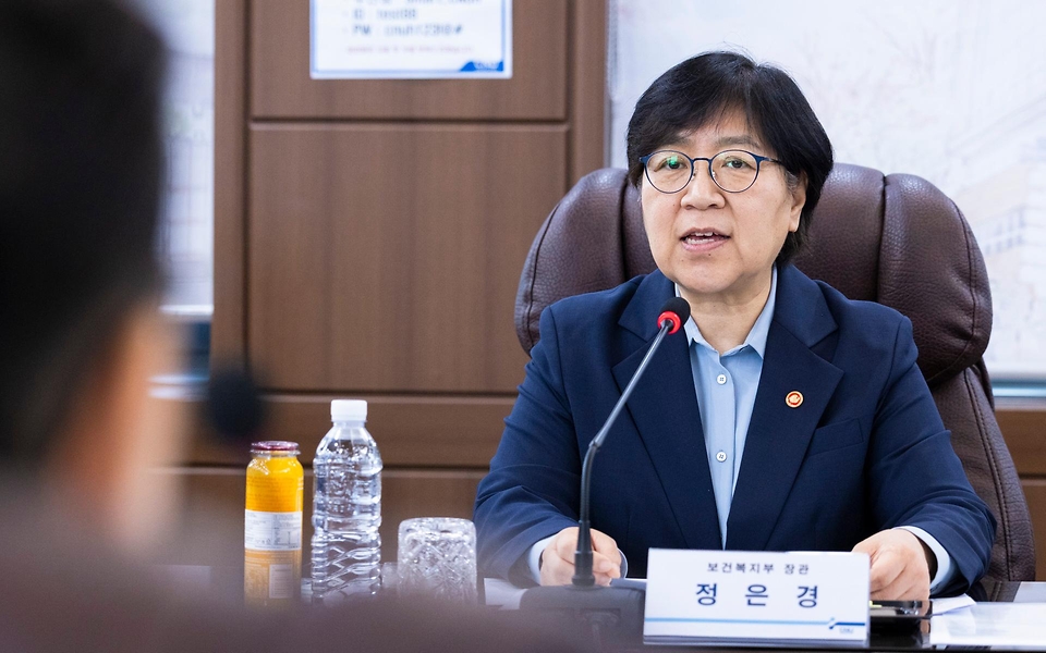 정은경 보건복지부 장관이 5월 27일 대전광역시에 위치한 충남대학교병원을 방문해, 호스피스 사업 운영 현황을 공유받고 현장 의료진 노고를 격려하고 있다.