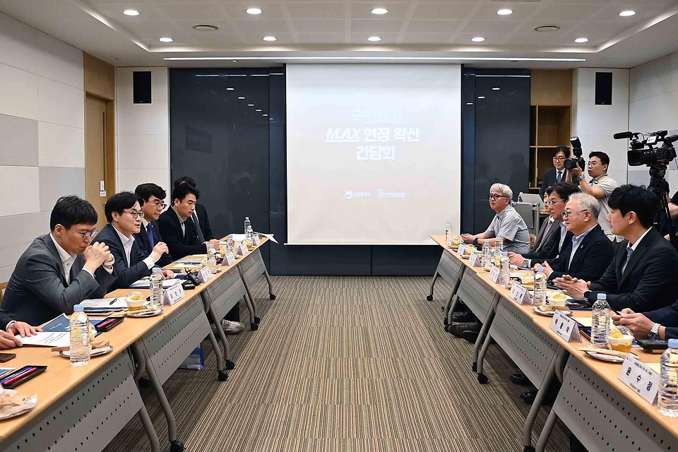 김정관 산업통상부 장관이 5월 27일 대전 서구 롯대백화점문화센터에서 한국로봇산업진흥원, 성심당(로쏘), 로이랩스, 인터텍을 비롯한 관련 유관기관 및 실증 참여기업 대표 등 관계자가 참석한 가운데 열린 '국민체감 제조 AI 현장 확산 간담회'를 주재했다.<br>
<br>
또한 간담회에 앞서 성심당 롯데백화점 대전점을 방문해 튀김소보로 생산과정에 AI를 적용하는 AI팩토리 실증 현장을 점검하고, AI 공급기업과 함께 M.AX 확산 방안 등을 논의하고 있다.