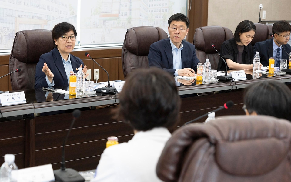 정은경 보건복지부 장관이 5월 27일 대전광역시에 위치한 충남대학교병원을 방문해, 호스피스 사업 운영 현황을 공유받고 현장 의료진 노고를 격려하고 있다.