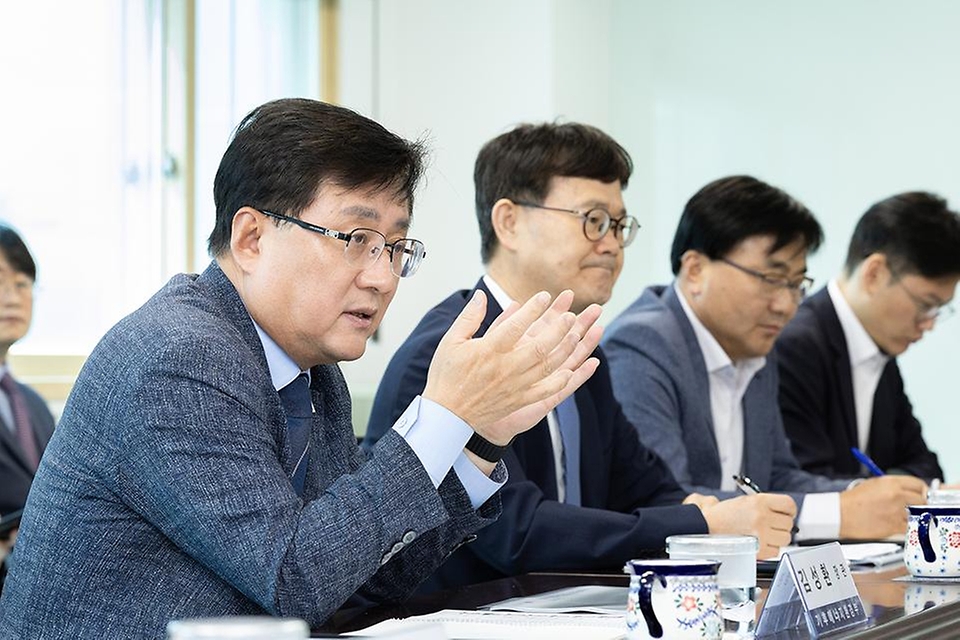 김성환 기후에너지환경부 장관이 5월 27일 경기도 평택시 소재 수상태양광 시공업체 사업장을 찾아 수상태양광에 대한 전반적인 설명을 듣고, 재생에너지 보급확대 방안에 대해 논의하고 있다.
