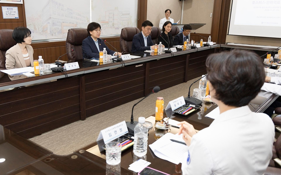 정은경 보건복지부 장관이 5월 27일 대전광역시에 위치한 충남대학교병원을 방문해, 호스피스 사업 운영 현황을 공유받고 현장 의료진 노고를 격려하고 있다.