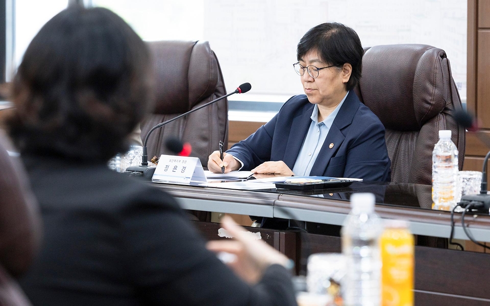 정은경 보건복지부 장관이 5월 27일 대전광역시에 위치한 충남대학교병원을 방문해, 호스피스 사업 운영 현황을 공유받고 현장 의료진 노고를 격려하고 있다.