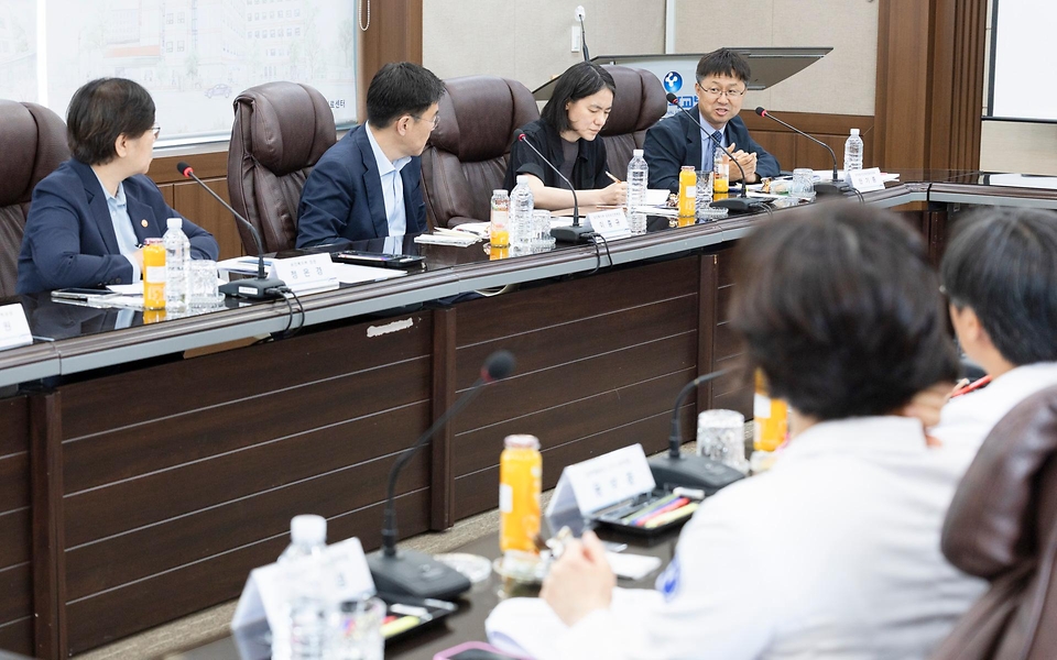 정은경 보건복지부 장관이 5월 27일 대전광역시에 위치한 충남대학교병원을 방문해, 호스피스 사업 운영 현황을 공유받고 현장 의료진 노고를 격려하고 있다.