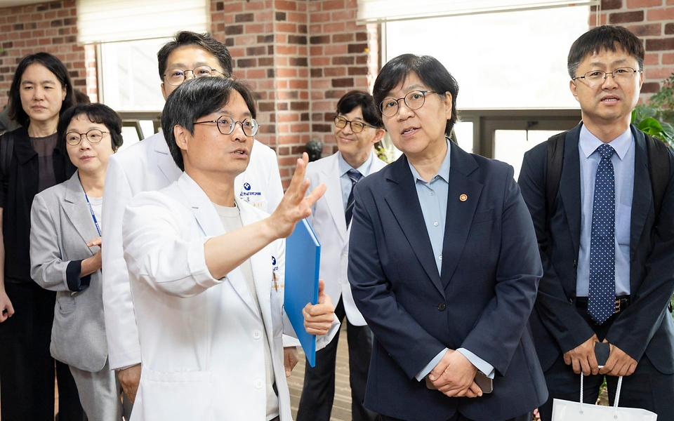 정은경 보건복지부 장관이 5월 27일 대전광역시에 위치한 충남대학교병원을 방문해, 호스피스 사업 운영 현황을 공유받고 현장 의료진 노고를 격려하고 있다.