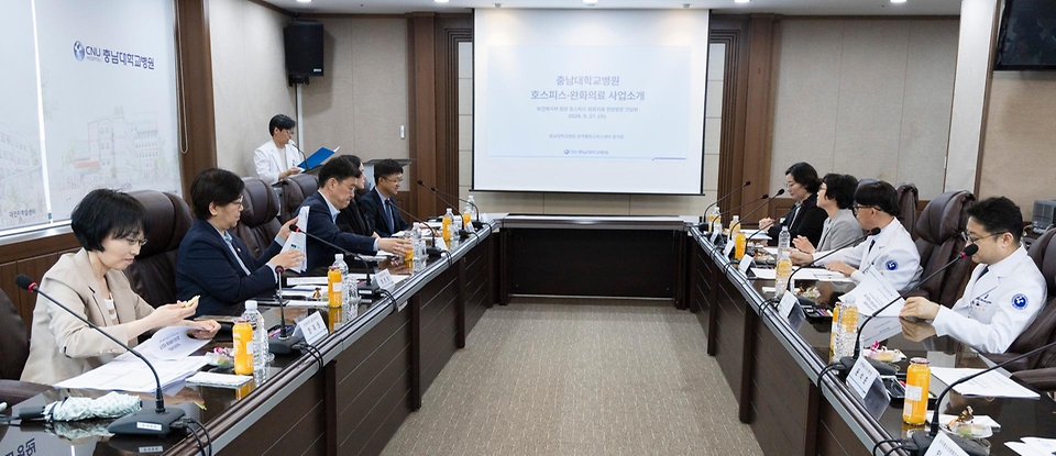 정은경 보건복지부 장관이 5월 27일 대전광역시에 위치한 충남대학교병원을 방문해, 호스피스 사업 운영 현황을 공유받고 현장 의료진 노고를 격려하고 있다.