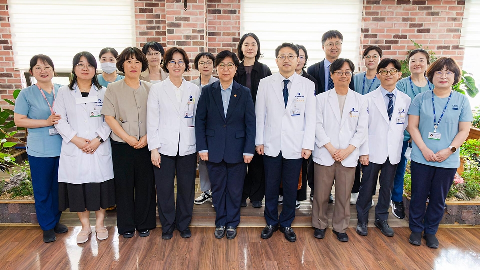 정은경 보건복지부 장관이 5월 27일 대전광역시에 위치한 충남대학교병원을 방문해, 호스피스 사업 운영 현황을 공유받고 현장 의료진 노고를 격려하고 있다.