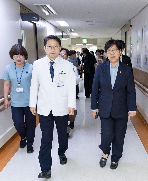 정은경 보건복지부 장관이 5월 27일 대전광역시에 위치한 충남대학교병원을 방문해, 호스피스 사업 운영 현황을 공유받고 현장 의료진 노고를 격려하고 있다.
