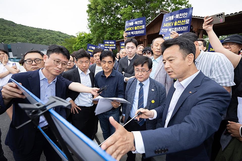 김성환 기후에너지환경부 장관이 5월 27일 충남 금산군 대둔산 도립공원 일대와 대전 유성구 국립대전현충원을 찾아 국가기간 전력망 사업 관련해 현장을 살펴보고 주민 의견을 청취하고 있다.