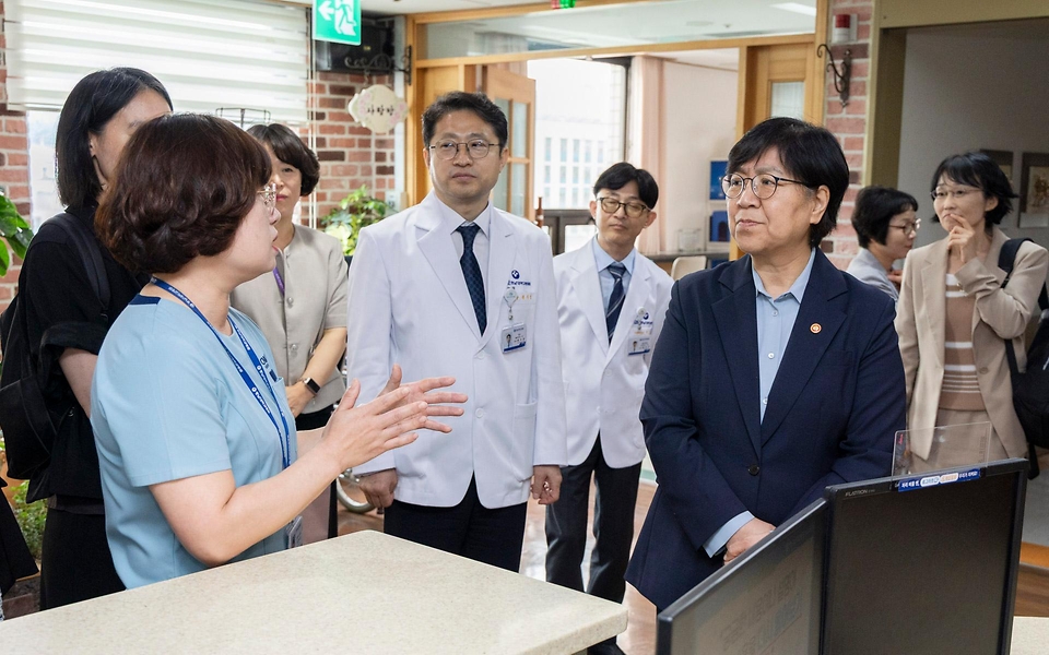 정은경 보건복지부 장관이 5월 27일 대전광역시에 위치한 충남대학교병원을 방문해, 호스피스 사업 운영 현황을 공유받고 현장 의료진 노고를 격려하고 있다.